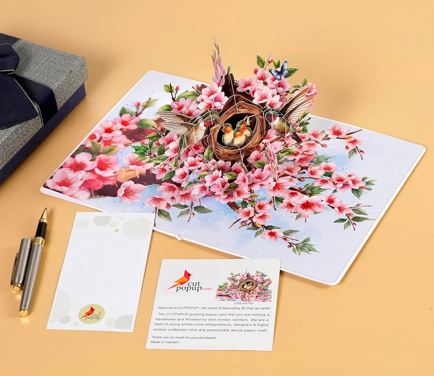 Detalle de CUTPOPUP Hummingbird Nest Pop Up Birthday Card