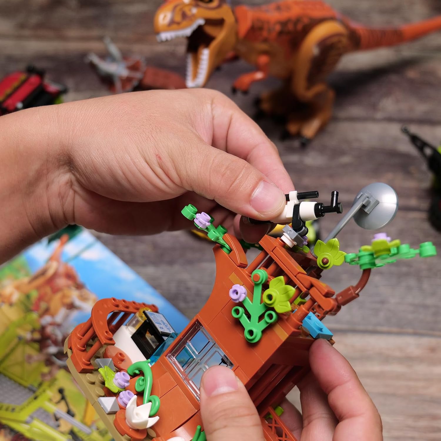 Detalle de Jurassic Dinosaur Ideas Building Set – 517-piece STEM Construction with T-Rex, Triceratops, and Jungle Observatory