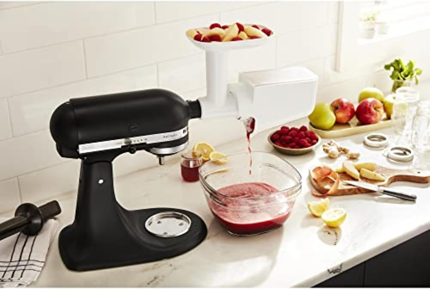 Detalle de KitchenAid Fruit and Vegetable Strainer Attachment KSMFVSP