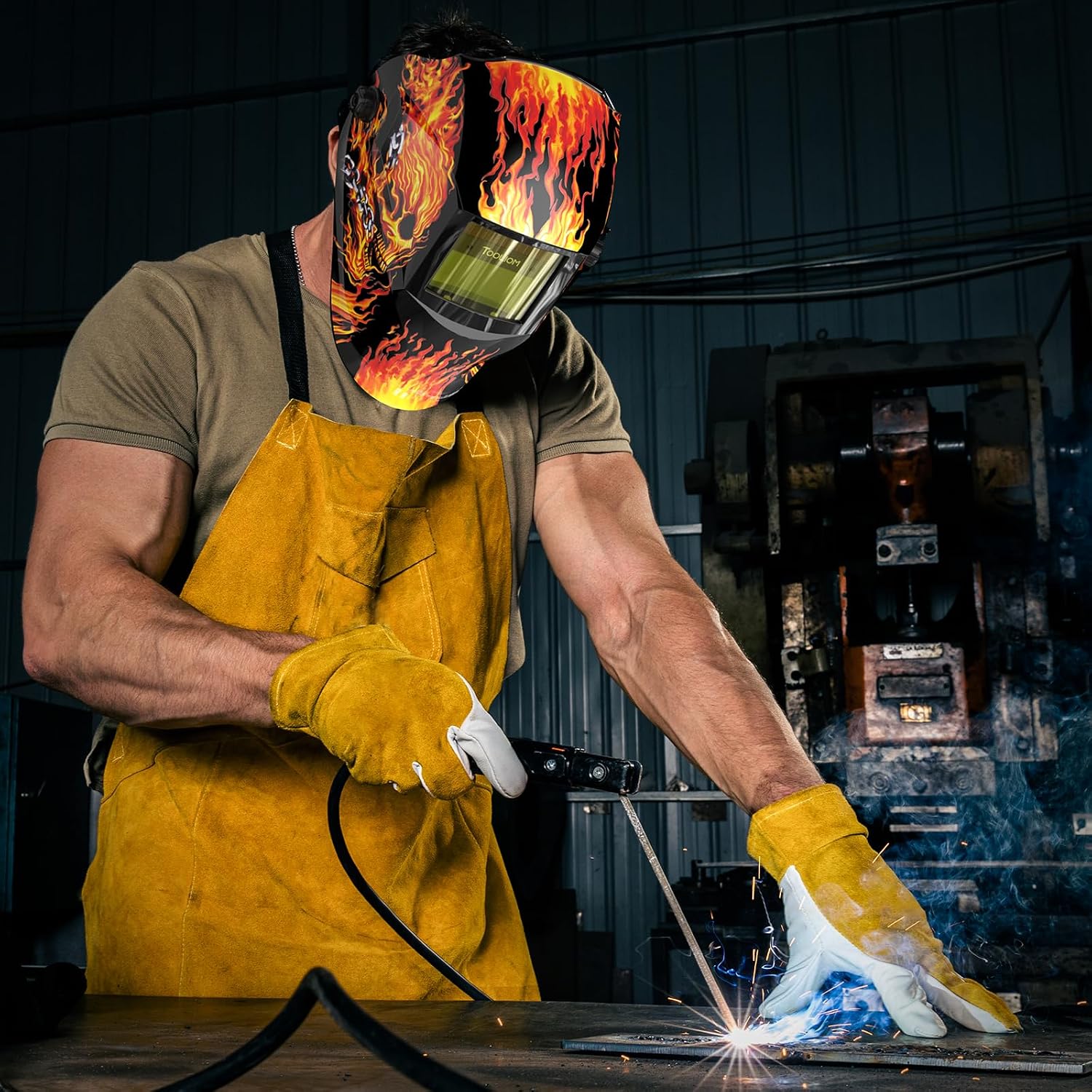 Thumbnail 6 de TOOLIOM auto-darkening welding helmet, 3.64 x 1.67-inch view