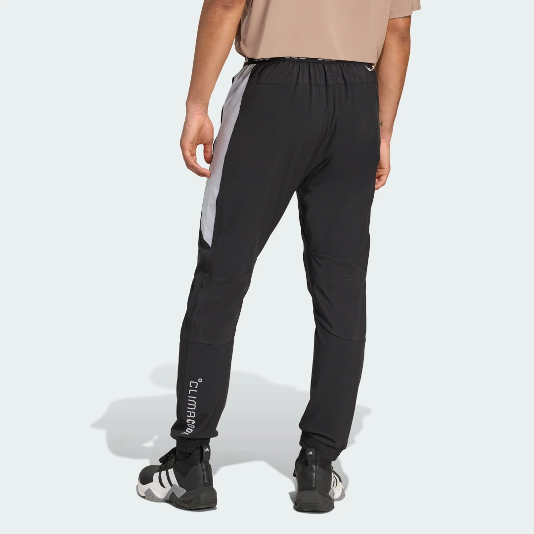 Detalle de Pantalón Tech Apparel de Adidas: negro, cómodo y versátil para el día a día