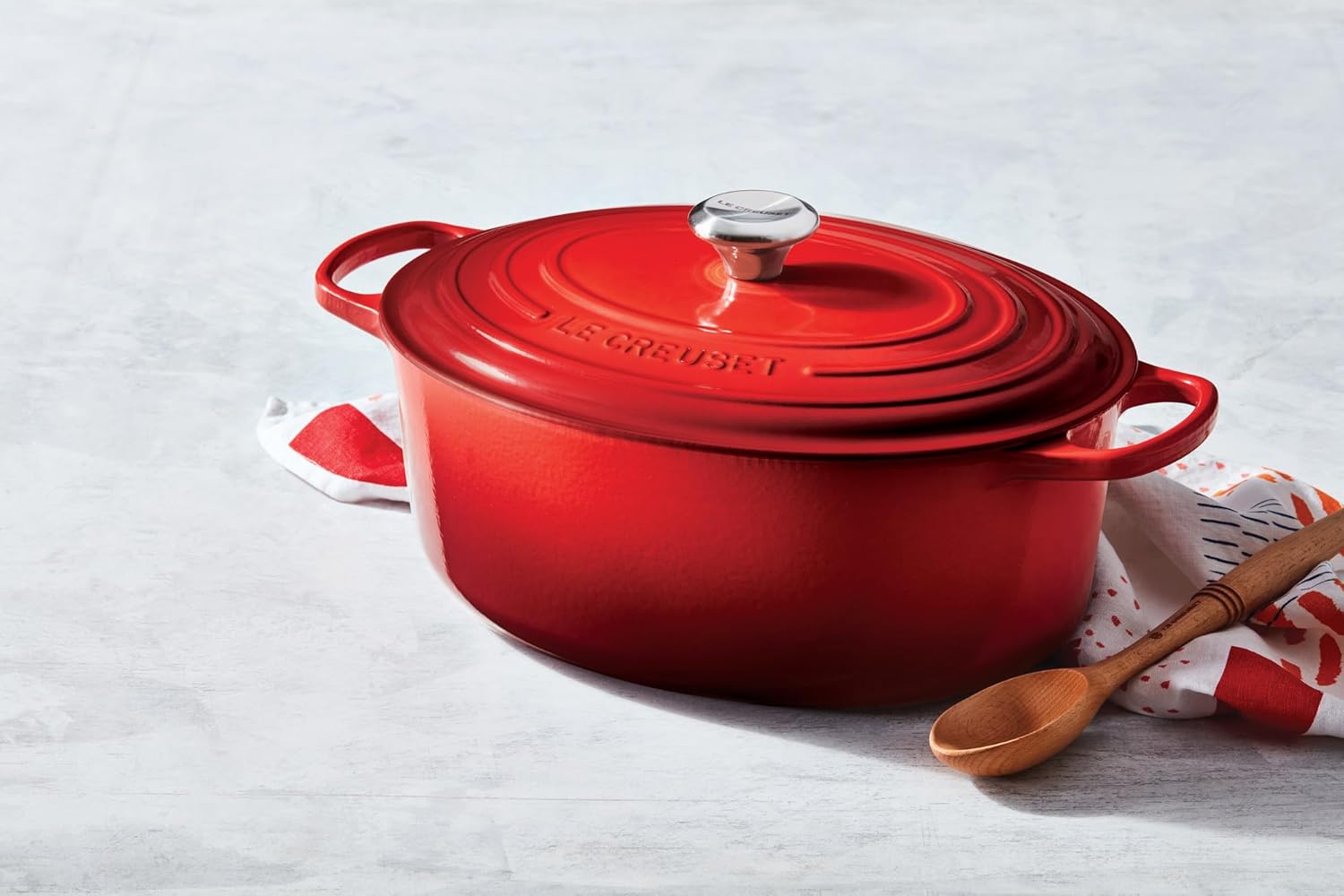 Detalle de Le Creuset Signature Gusseisen-Bräter mit Deckel Ø 31 cm, oval, Kirschrot – 6,3 l, 5,705 kg