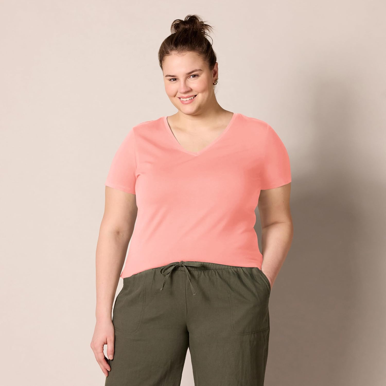 Thumbnail 5 de Amazon Essentials Women's Regular-Fit Short-Sleeve T-Shirt (Crewneck and V-Neck) Multipacks