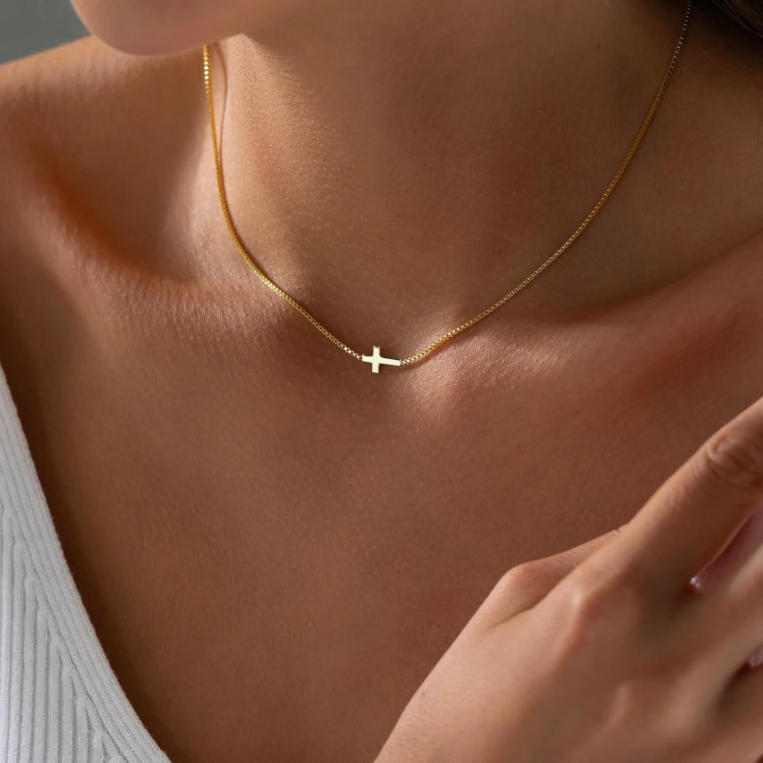 Detalle de Rotnso Cross Necklace for Women — 14K Gold Plated Dainty Small Cross Pendant Choker