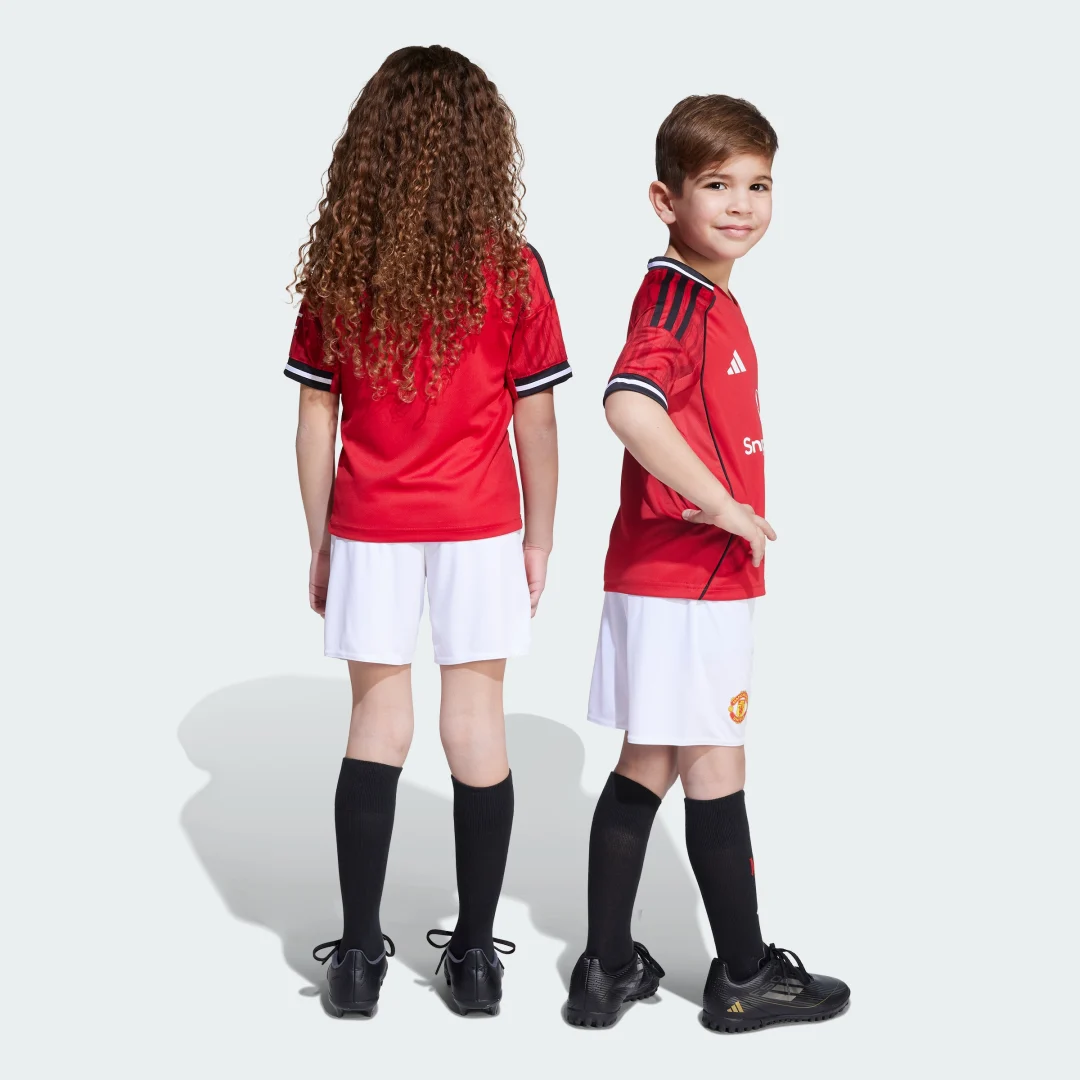 Detalle de Adidas Manchester United 25/26, miniconjunto de primera equipación rojo