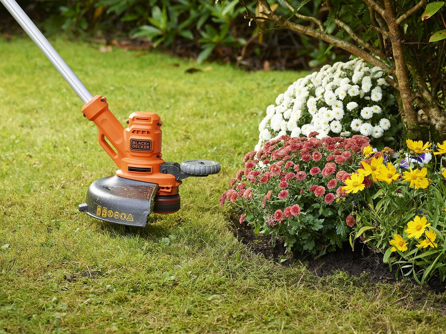 Detalle de BLACK+DECKER 3IN1 BESTA530CM-QS: 550 W, taglio 30 cm, filo automatico, bordatura con ruota
