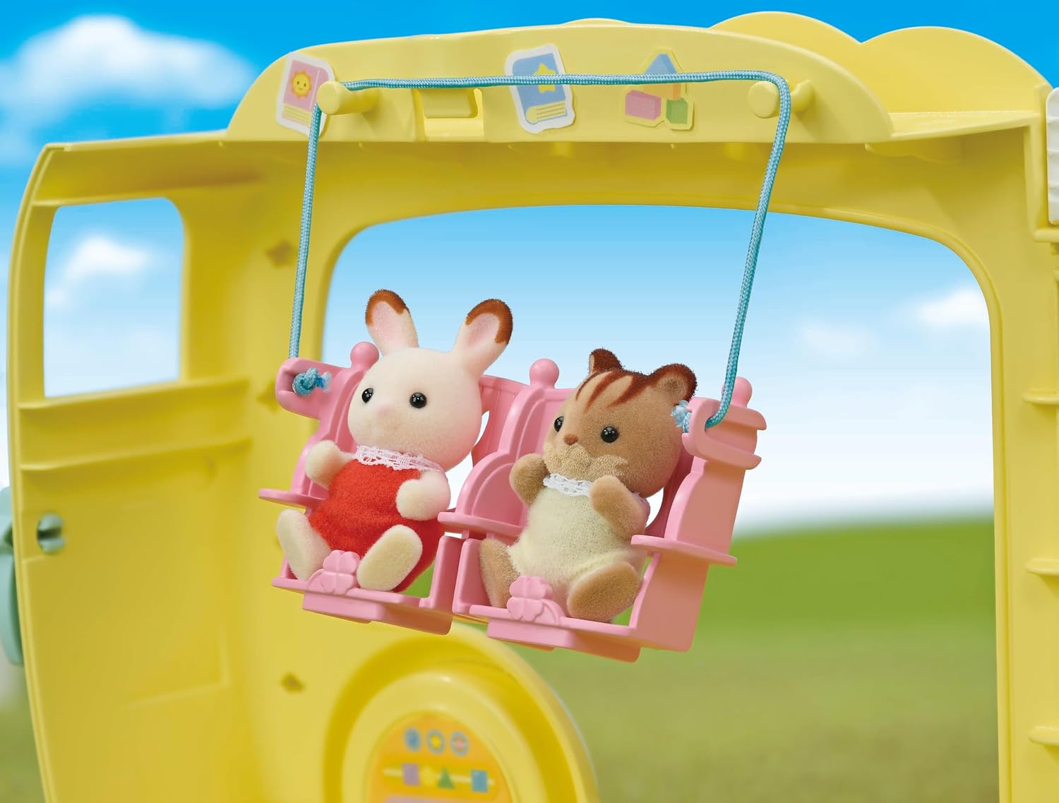 Detalle 1 de Sylvanian Families 5744 Adventure Nursery Bus Rainbow Playset with Slide and Swing