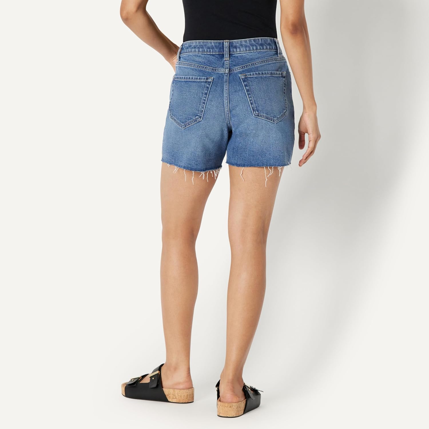 Thumbnail 3 de Amazon Essentials Women’s Low Stretch Mid-Rise Regular-Fit Jean Short (4 1/2" inseam)