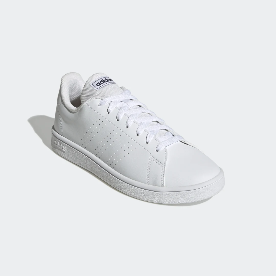 Detalle de Adidas ZAPATILLA ADVANTAGE BASE en blanco: estilo clásico para el día a día