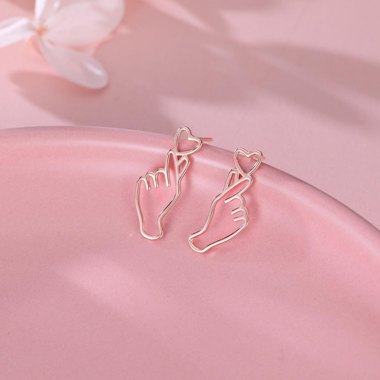 Detalle de SLUYNZ 925 Sterling Silver Heart Stud Earrings – Sweet Love Heart Post Studs