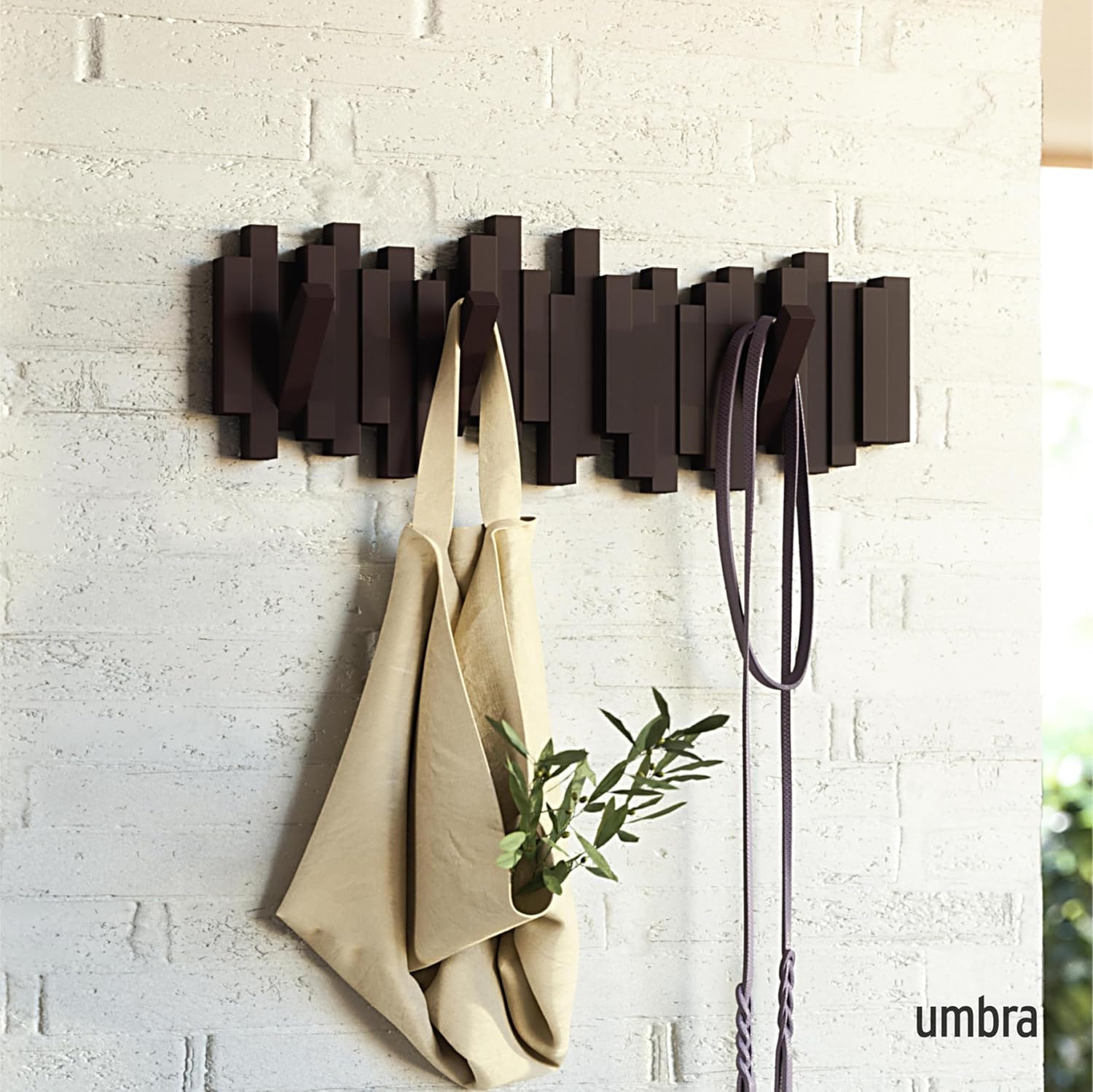 Detalle de Umbra Sticks Attaccapanni da Parete con 5 Ganci Ribaltabili, Espresso Marrone (49,5 x 3 x 18 cm, 907,18 g)