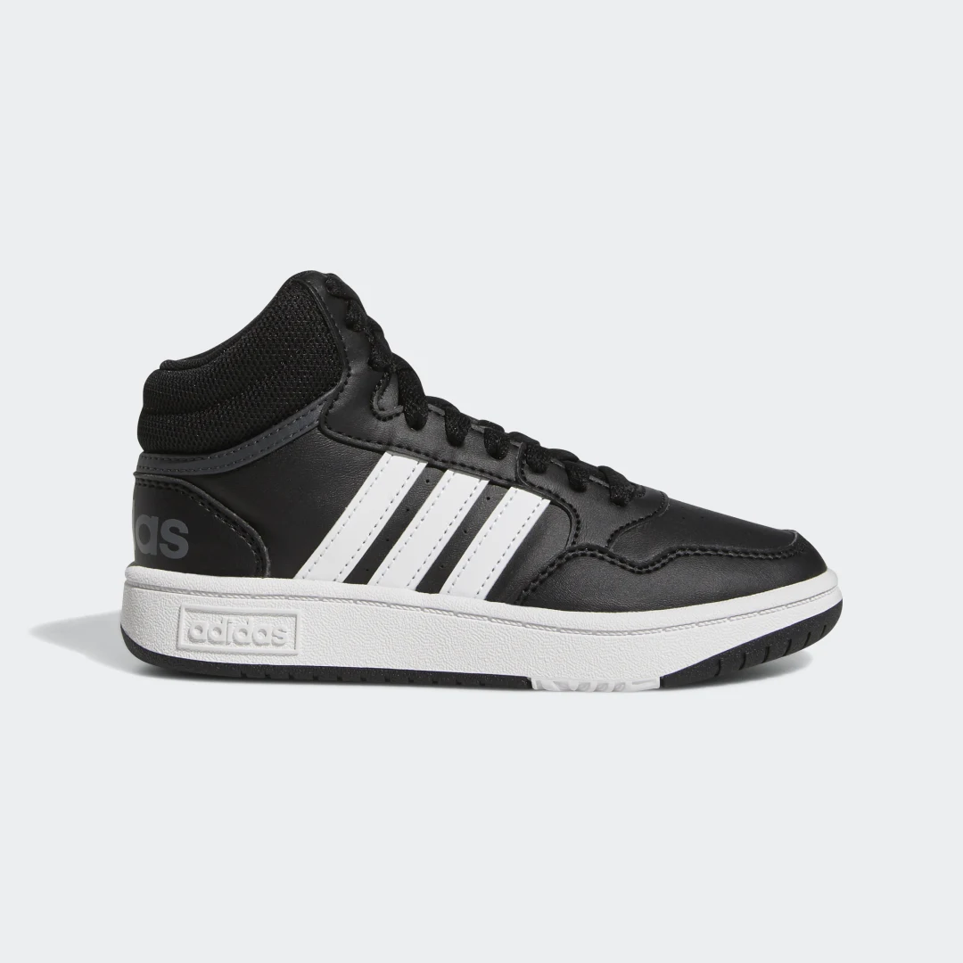Detalle de Adidas Hoops Mid en negro — estilo urbano y rendimiento básico
