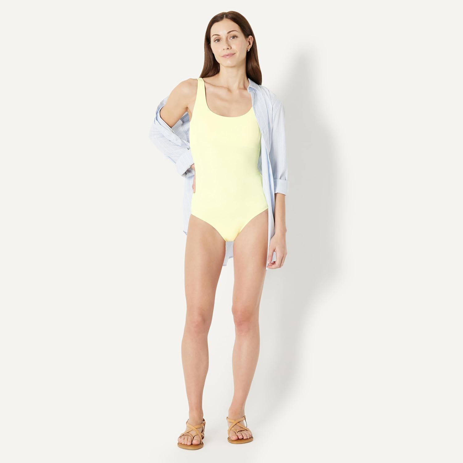 Detalle de Amazon Essentials Damen Einteiliger bedeckender Badeanzug mit Rundhalsausschnitt (Übergröße erhältlich)