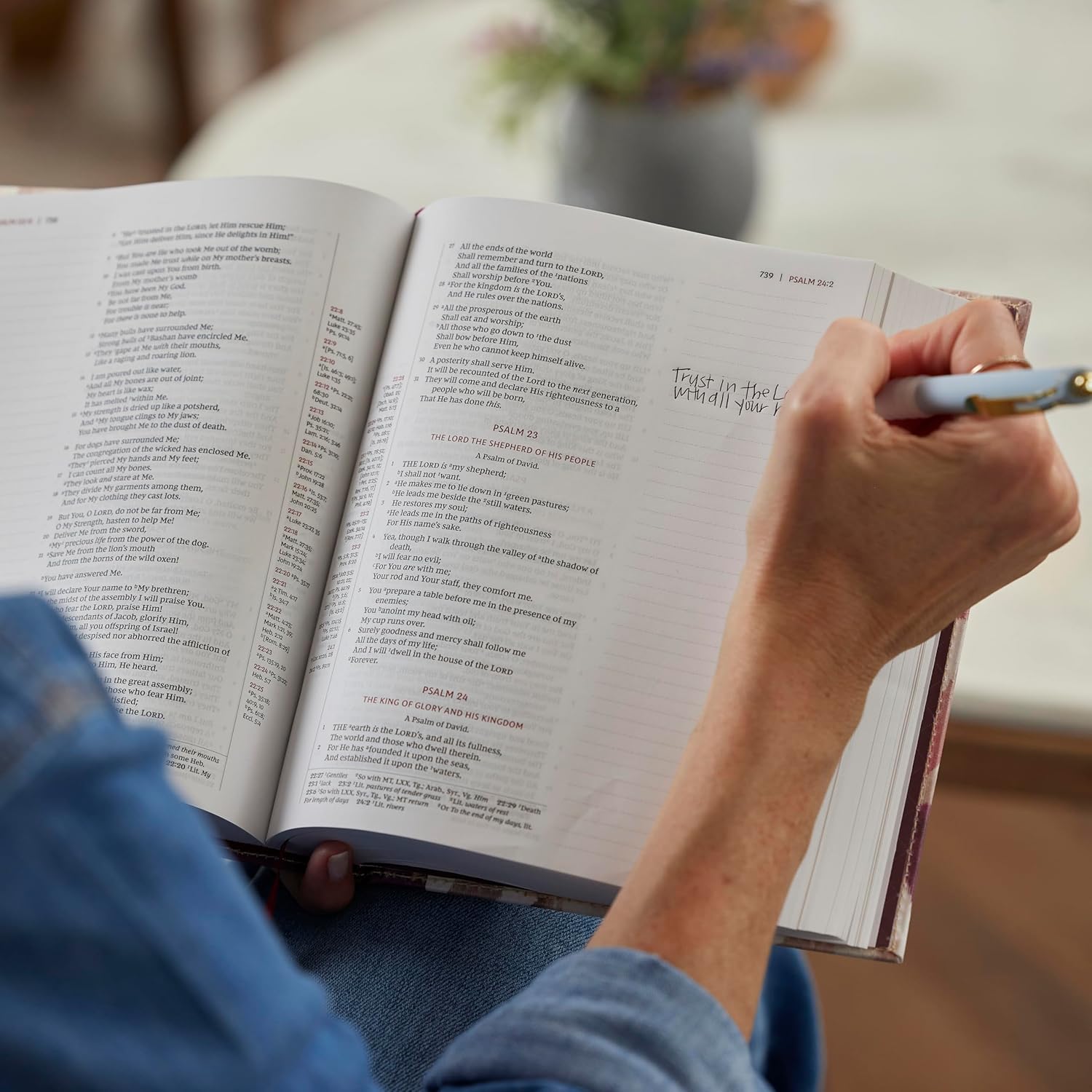 Detalle de Thomas Nelson NKJV Journal the Word Reference Bible, Brown Leathersoft, Red Letter