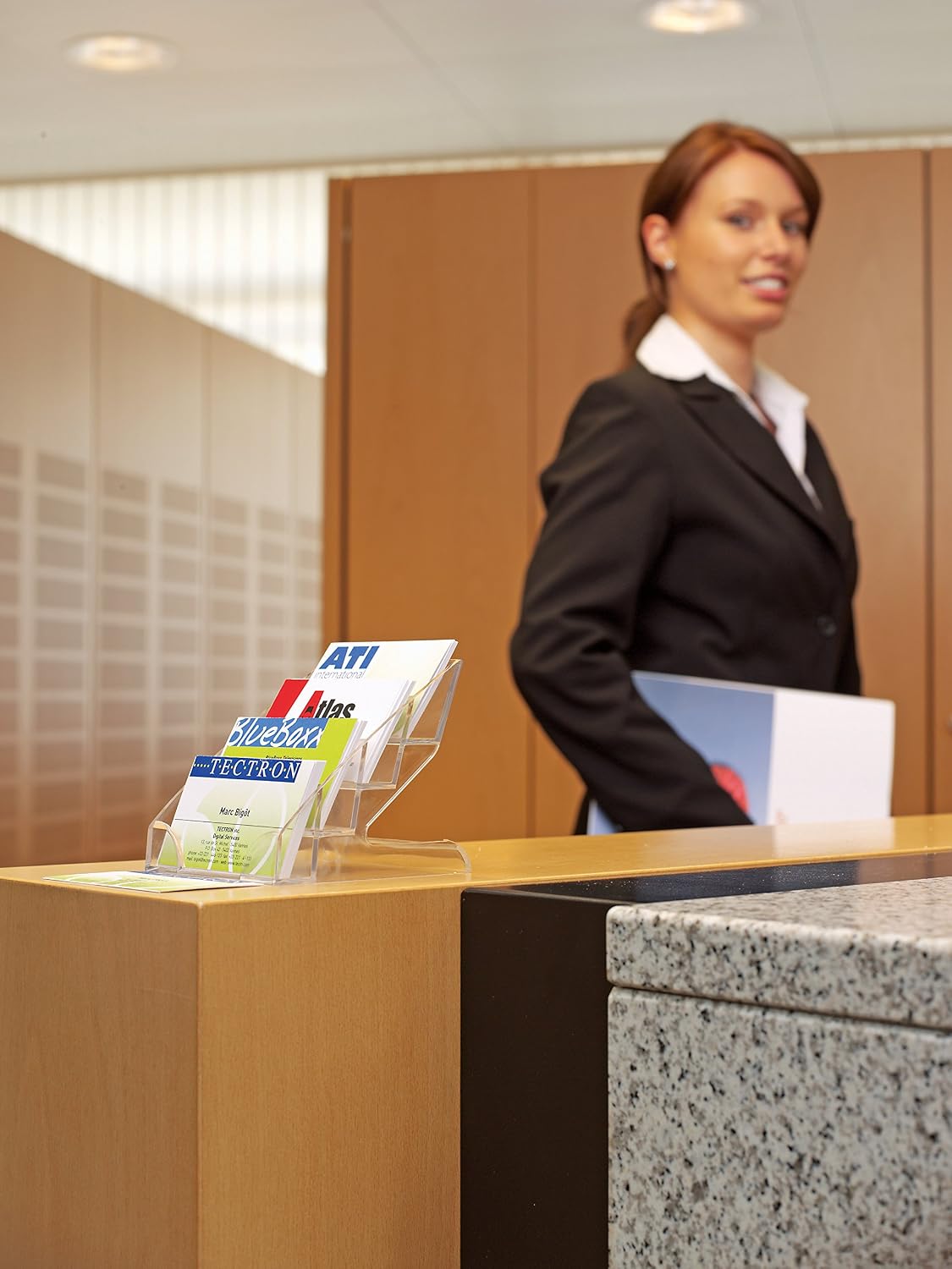 Detalle de Durable Visitenkartenaufsteller 4 Stufen – 240 Karten, transparent, Hartplastik, 94 mm