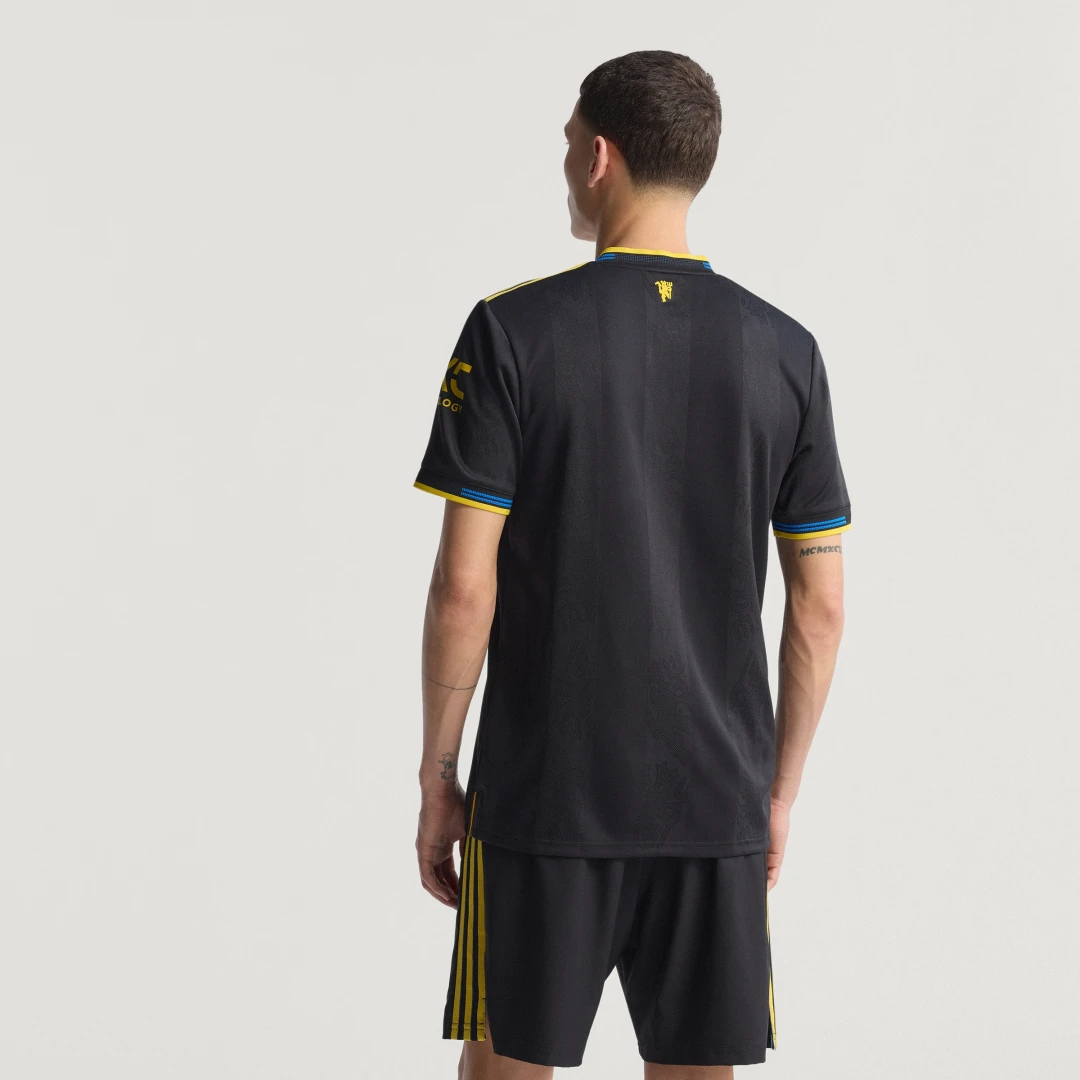 Detalle de Camiseta tercera equipación Manchester United 25/26 de Adidas – negro