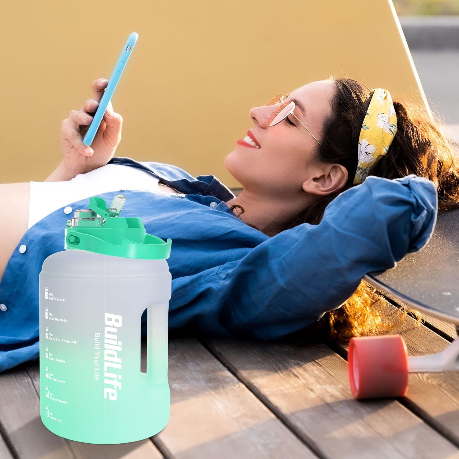 Detalle de BuildLife 2-in-1 Straw & Flip Cap 2.5 L Water Bottle with Time Markings (Purple/Green) – BPA Free, Wide Mouth