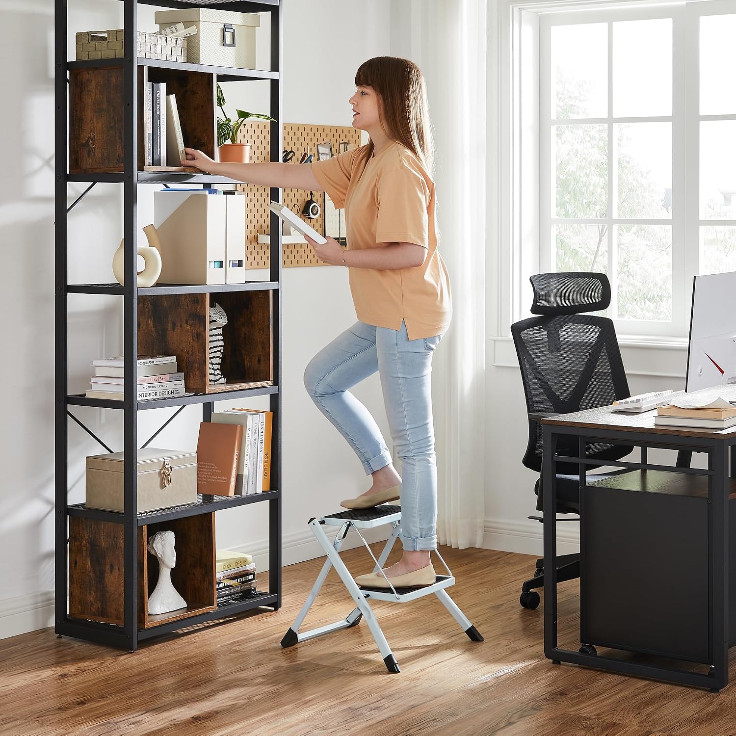 Detalle de SONGMICS UGSL02WT 2-Step Folding Steel Ladder with Non-Slip Steps