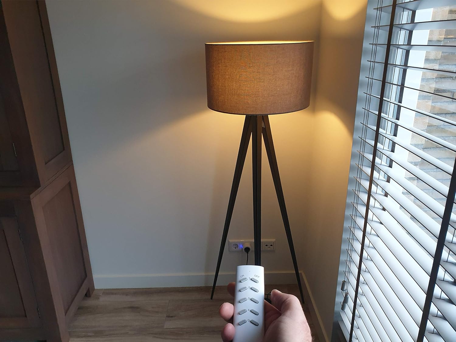 Thumbnail 1 de Funksteckdosen mit Fernbedienung (6 Steckdosen, 3680 Watt) – Funksteckdose-Set für Innen (weiß)