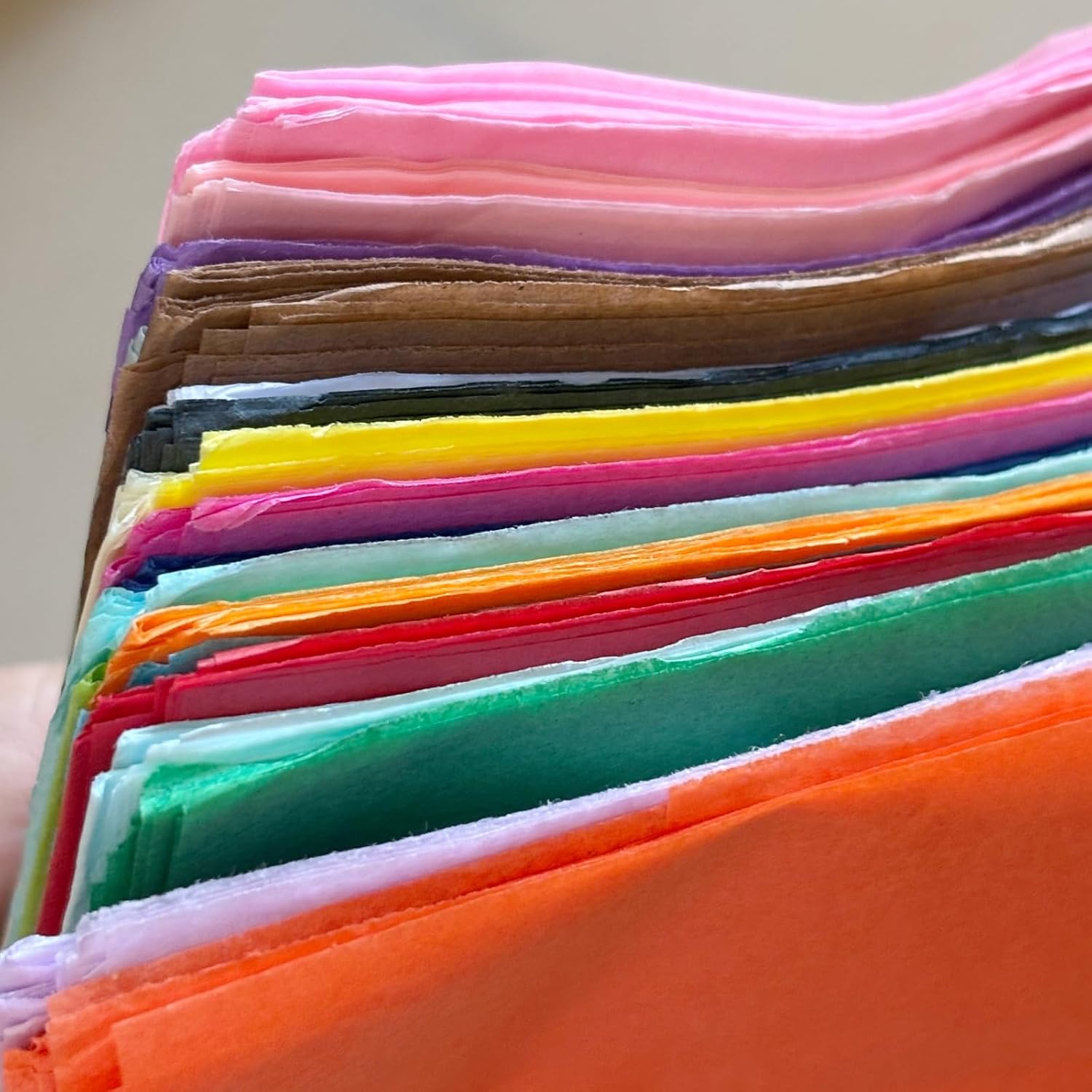 Detalle 2 de 100 Blatt Seidenpapier bunt (50 x 70 cm) mit 20 Farben – Tissue Paper zum Verpacken & Basteln