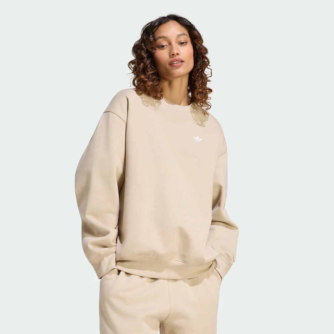 Detalle de Adidas Essentials Crew Long Fleece OS en beige: comodidad diaria sin complicaciones