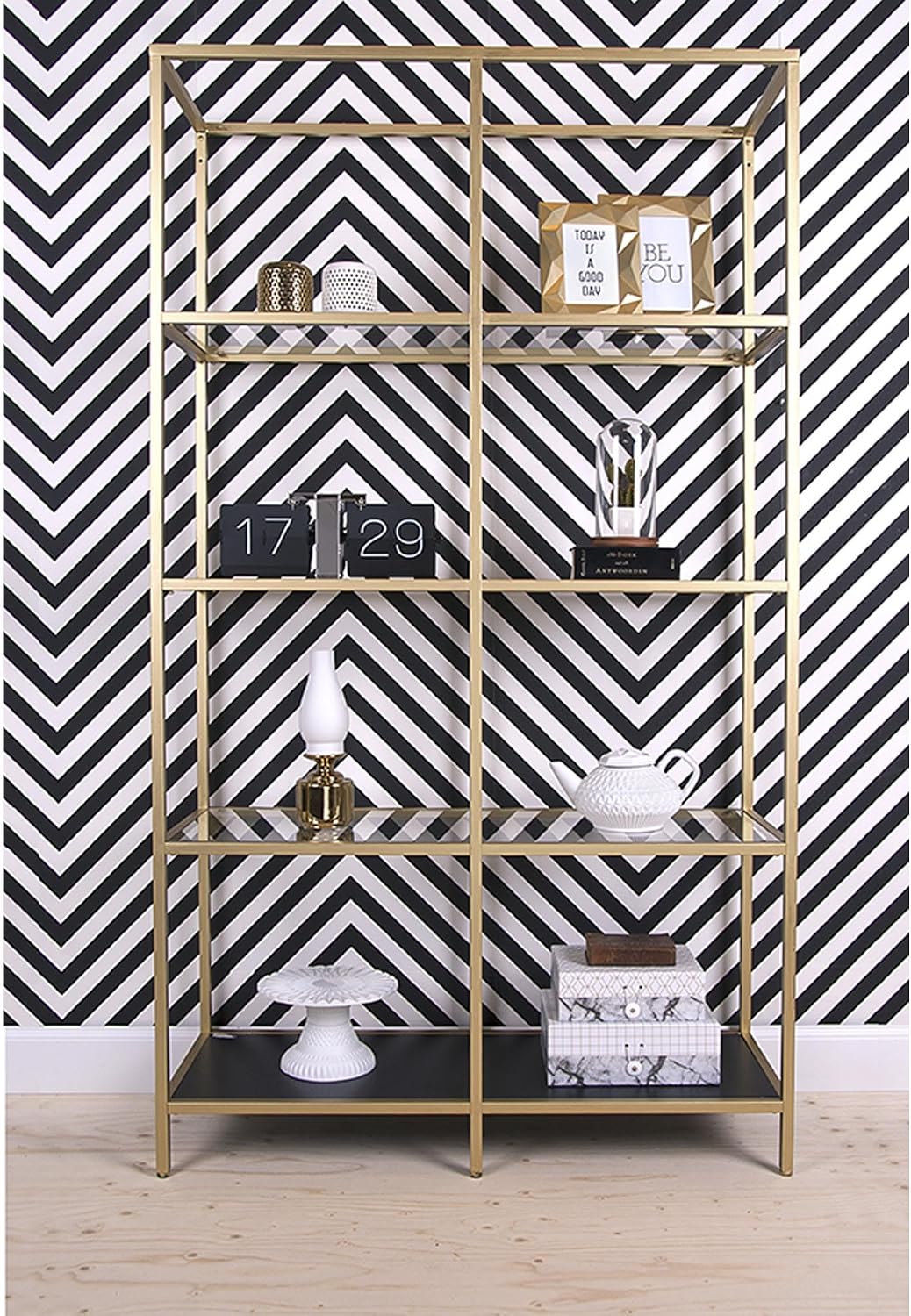 Detalle de Karlsson Flipklok No Case – analoge tafelklok met chromen basis, zwart