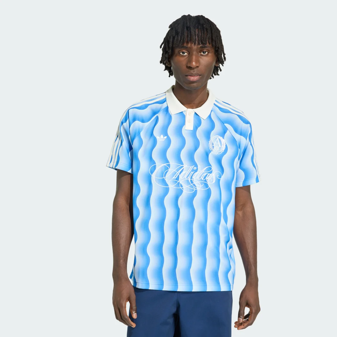 Detalle de Camiseta Summer Adidas – azul, comodidad y estilo para el día a día