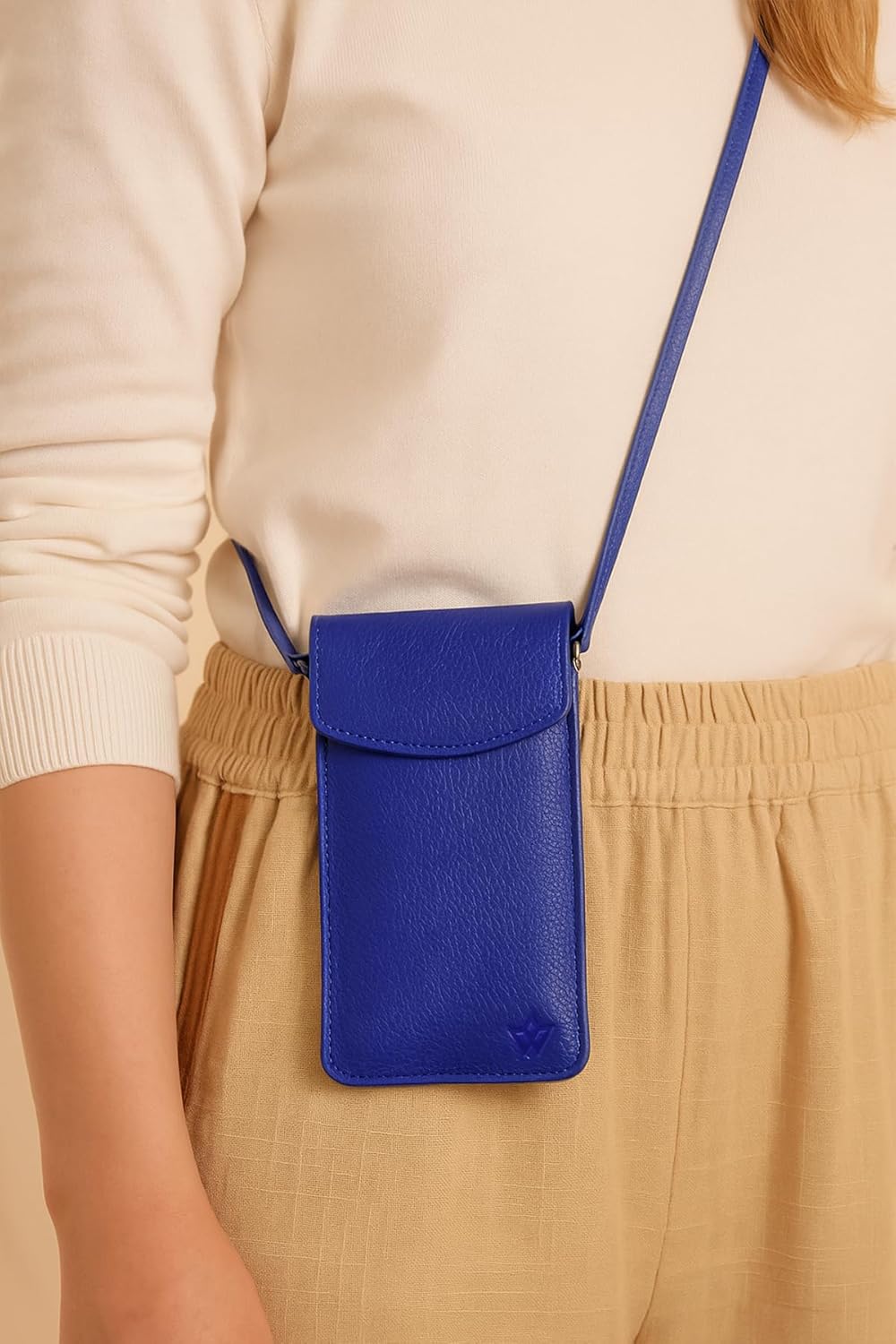 Detalle de WASAMA Sidekick Crossbody Phone Bag — Genuine Leather, RFID‑Protected, Two Versions