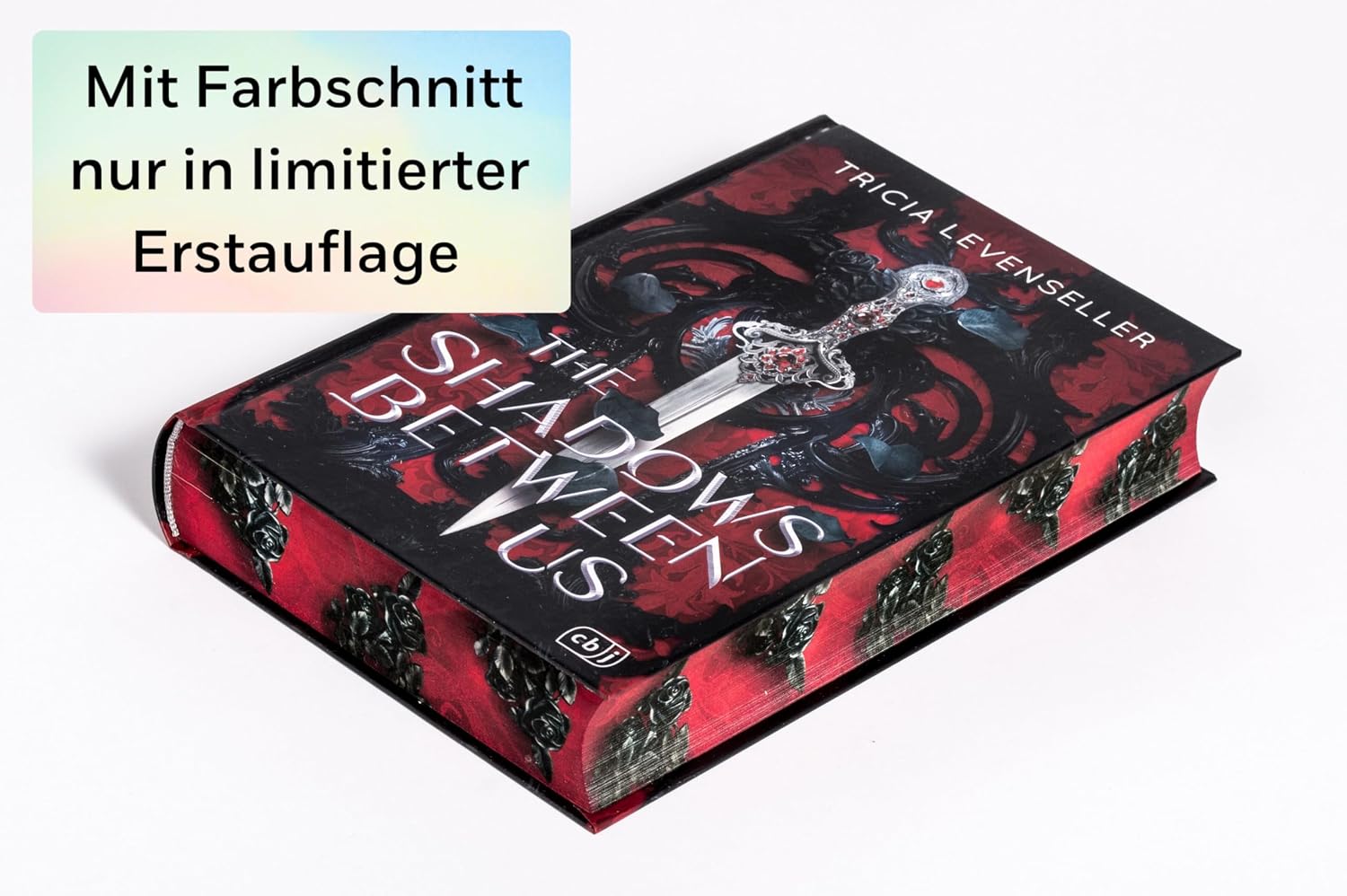 Detalle de The Shadows Between Us – Limited-edition fantasy novel with coloured page edges