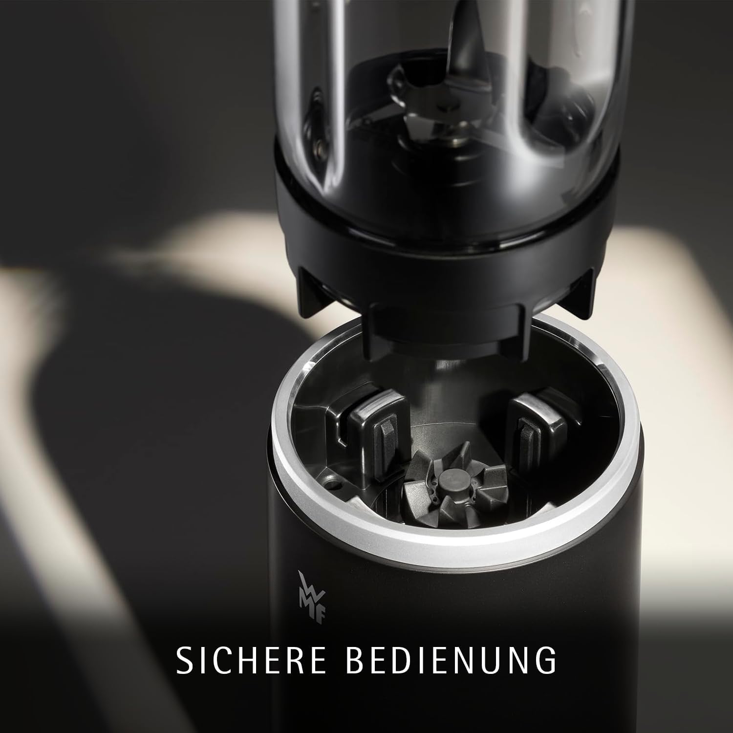 Detalle 2 de WMF Mix & Go Touch Smoothie Maker to go (500 W) – tragbarer Mixer mit auslaufsicherer To-Go-Flasche