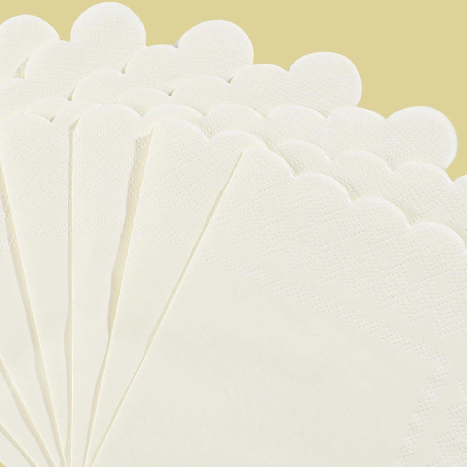 Detalle de NatNarr 120 Pcs Cocktail Napkins – Scalloped Ivory, Disposable Beverage & Dessert Napkins for Weddings and Parties