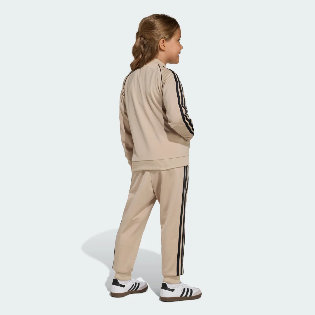 Detalle 2 de CHÁNDAL SST de Adidas: comodidad versátil en color Beige