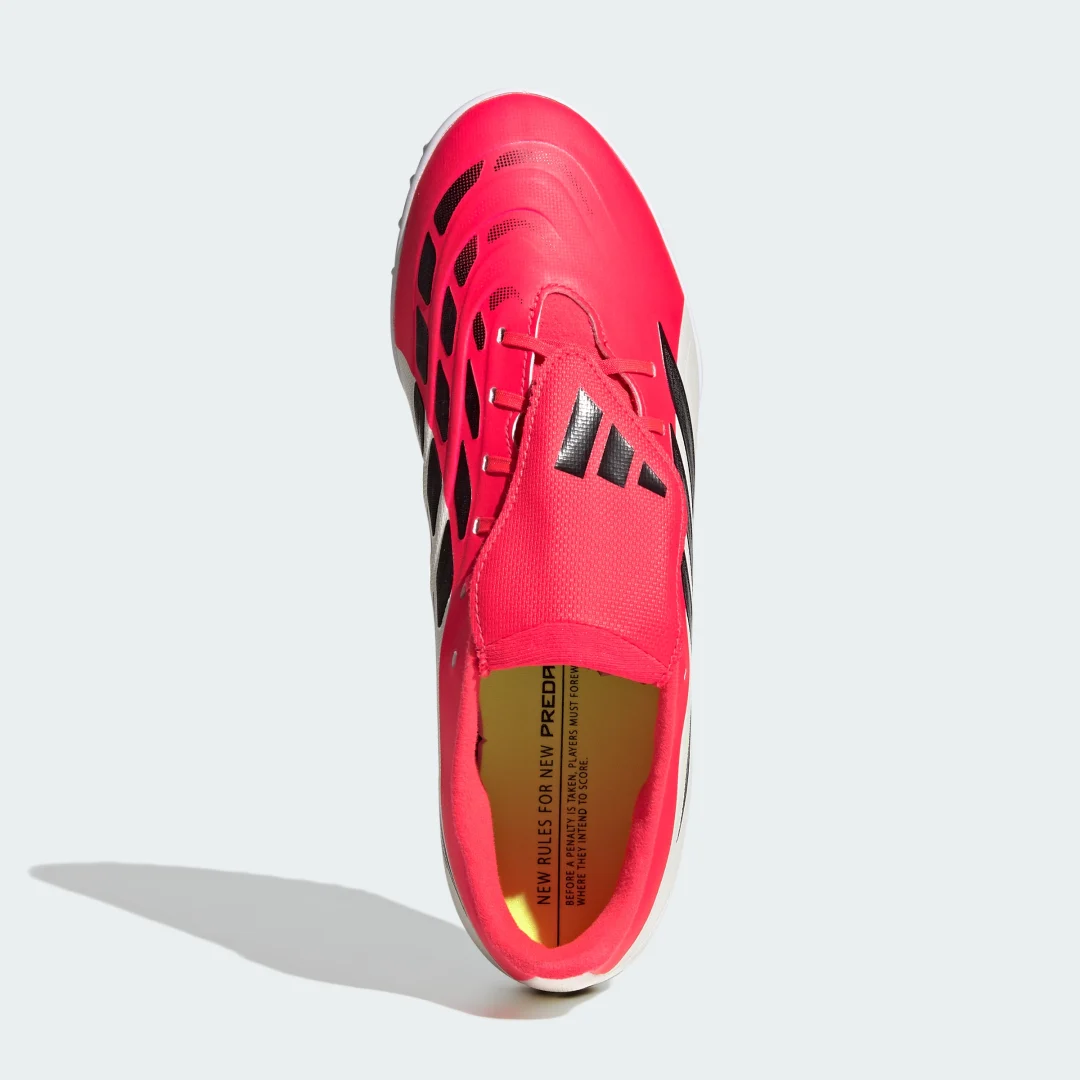 Detalle de Predator Club Moqueta: Zapatilla de fútbol con lengüeta plegable de Adidas (Rojo)