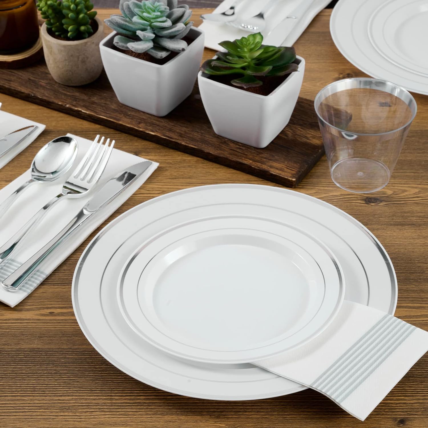 Detalle de FOCUSLINE Silver Plastic Plates Set of 60 – 10" Dinner + 7" Salad Plates with Elegant Silver Rim