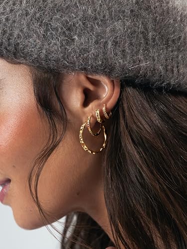 Detalle 2 de SINGULARU Pendientes Spark Color: arós pequeños con circonitas y acabado oro 18Kt