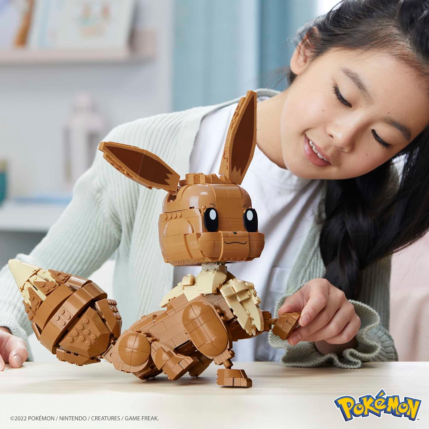 Detalle 2 de Mega Pokémon Pokébola Jumbo Eevee - Figura de Construcción 824 Piezas