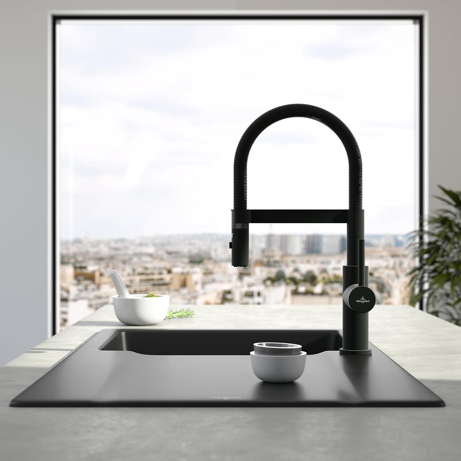 Detalle de Villeroy & Boch Steel Expert Compact – bateria kuchenna z obrotową wylewką, czarna
