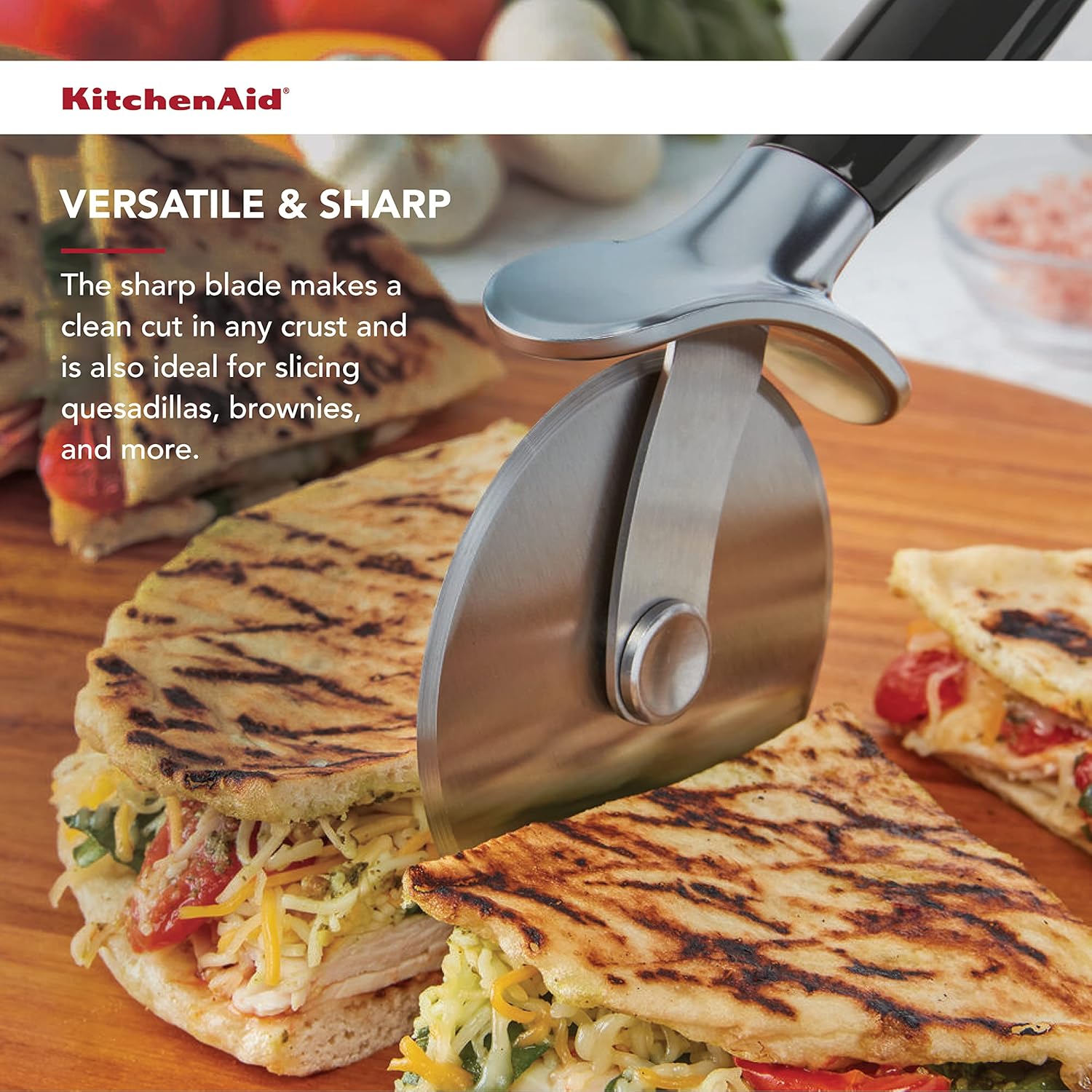 Thumbnail 3 de KitchenAid Classic Pizza Wheel with Built-In Finger Guard (9-Inch) in Black
