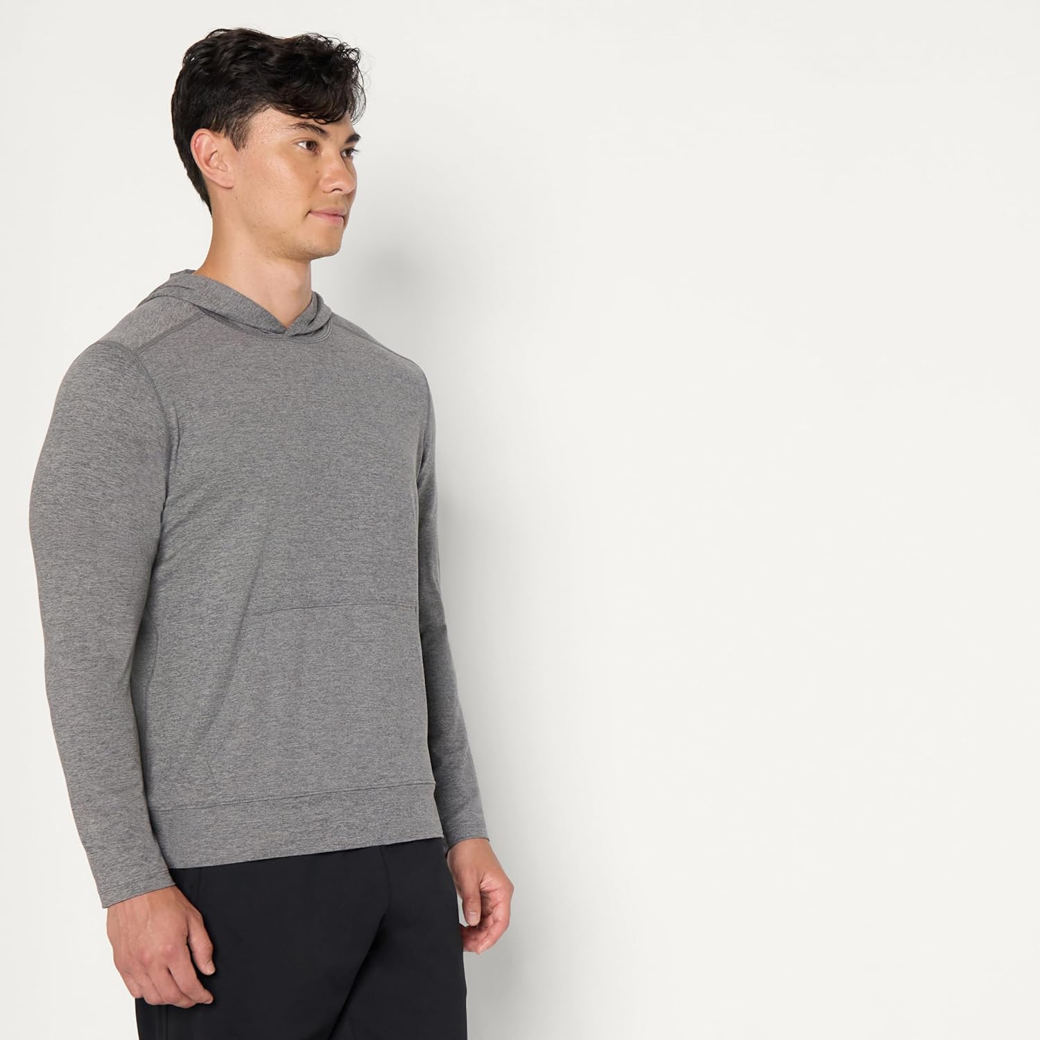 Detalle 2 de Amazon Essentials Men's Athletic Soft Performance Lightweight Hoodie
