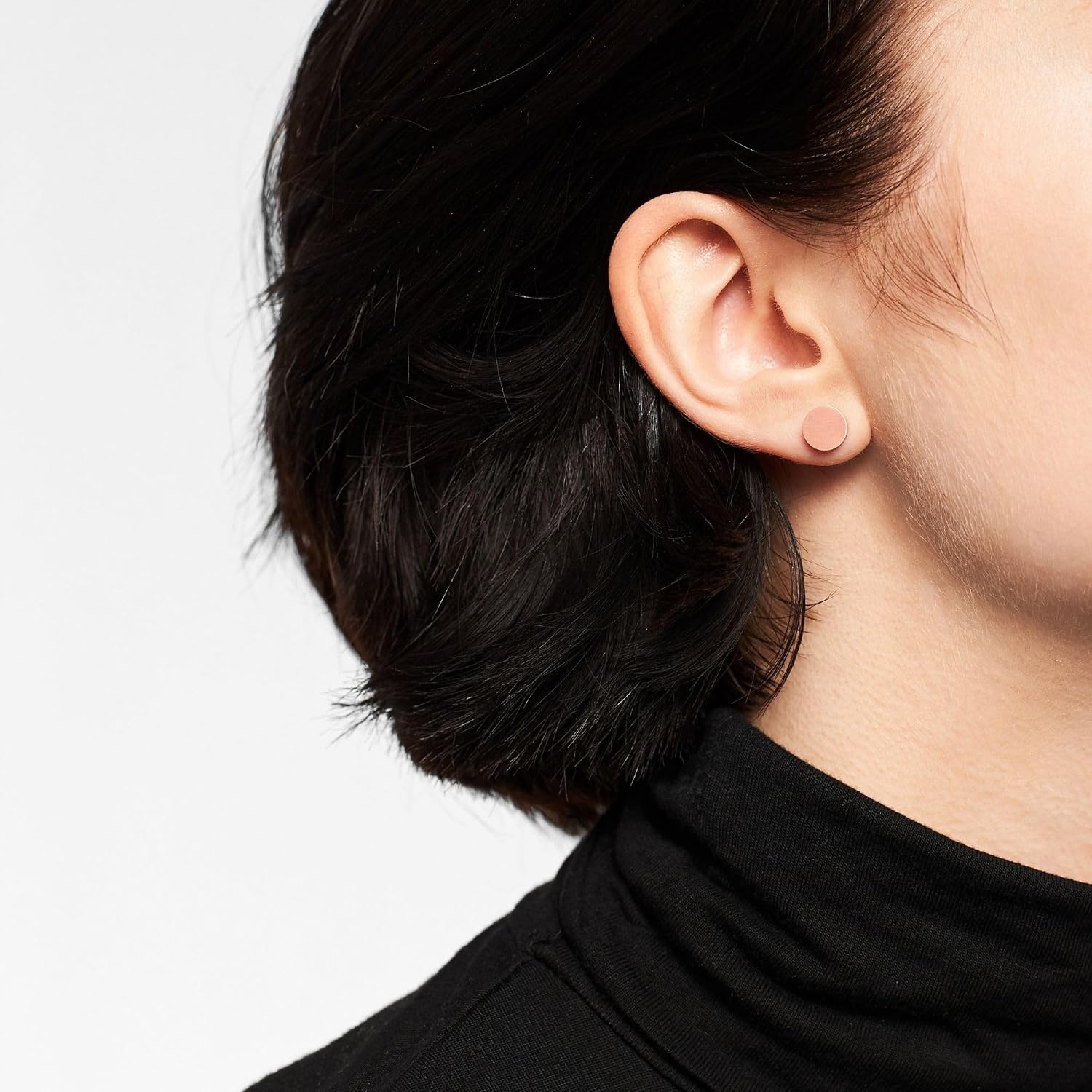 Detalle de LIEBESKIND BERLIN Damen Ohrstecker Basic – Edelstahl rosévergoldet, 7 mm, mattierte & polierte Oberflächen