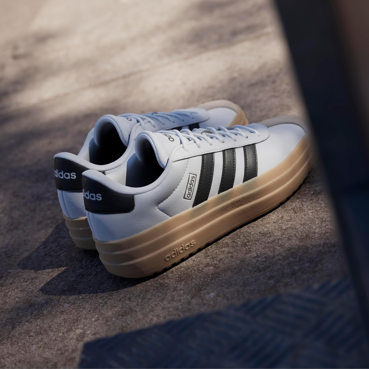 Detalle 2 de adidas Damen Vl Court Bold Schuhe – FTWR White/Core Black/Wonder Beige, Gr. 38 EU