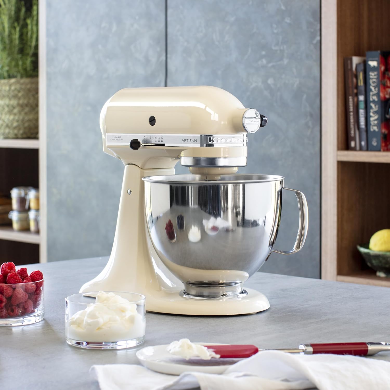 Detalle de KitchenAid 4.8 Litre Artisan Stand Mixer 5KSM125 (Almond Cream) with 4.8L stainless steel bowl