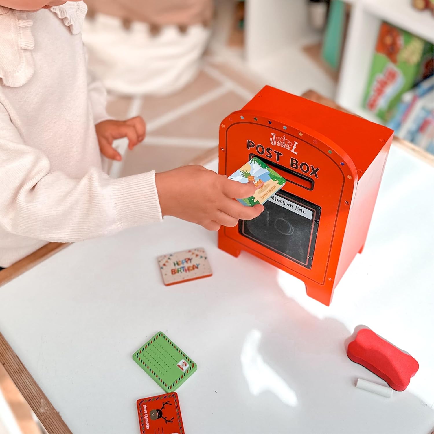 Detalle 2 de Jaques of London Wooden Post Box Toy – Classic post office playset with envelopes & blackboard (2+ years)