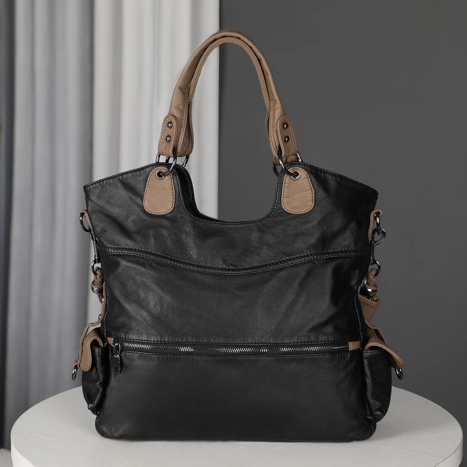 Detalle 1 de VINBAGGE washed vegan leather ladies bag in black – large capacity crossbody/tote with multiple pockets