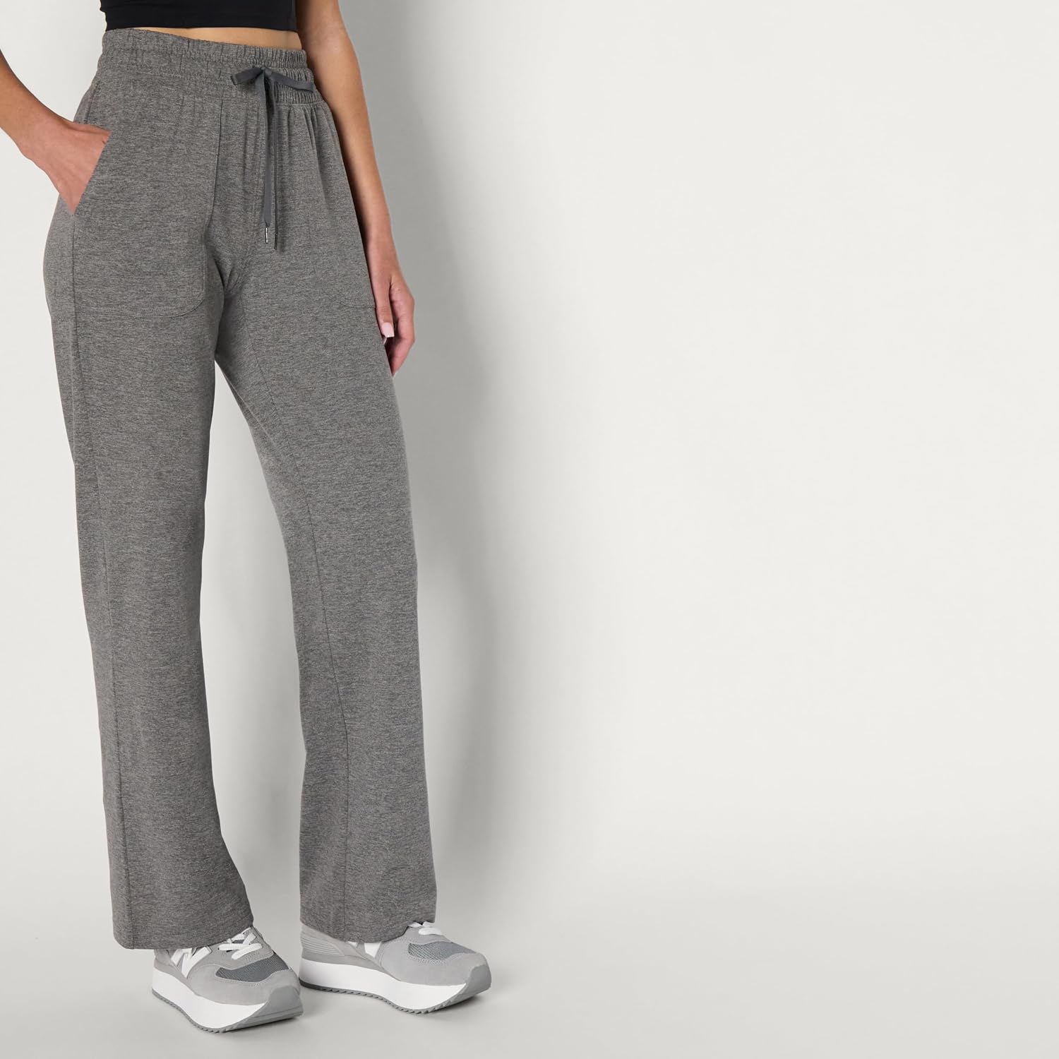 Thumbnail 1 de Amazon Essentials Women's Relaxed Fit Athletic Soft Performance Lightweight Tracksuit Bottoms