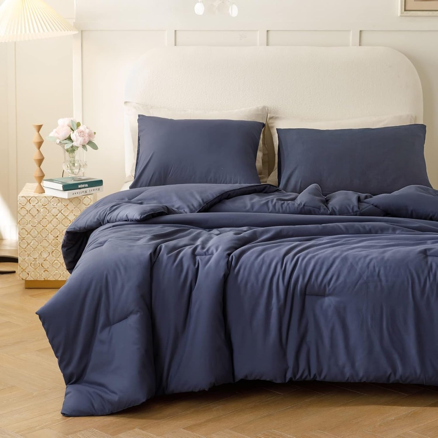 Detalle de ROSGONIA Super King Plus Comforter, 128 x 120-Inch Navy Blue