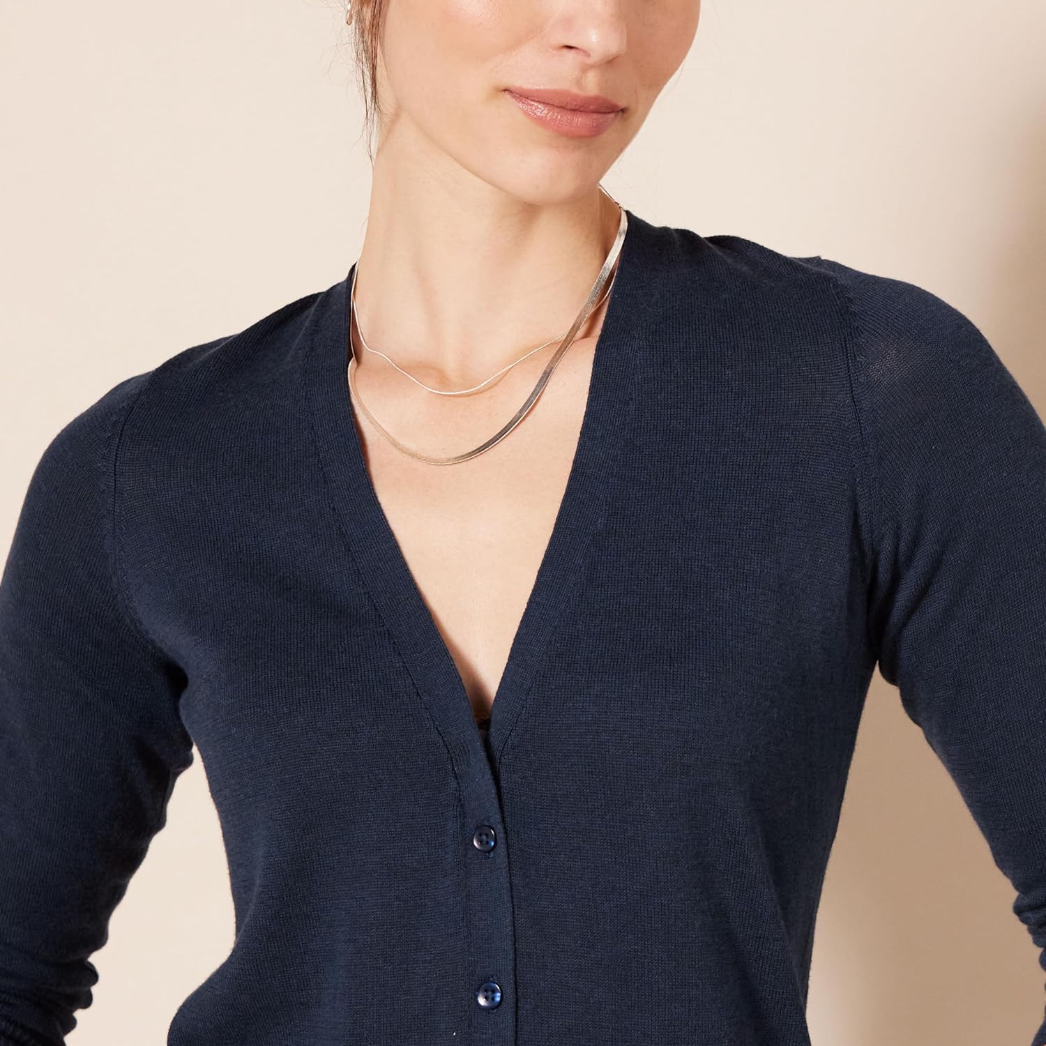 Thumbnail 3 de Amazon Essentials Damen Cardigan mit V-Ausschnitt in Übergröße – Leichter, vielseitiger Klassiker