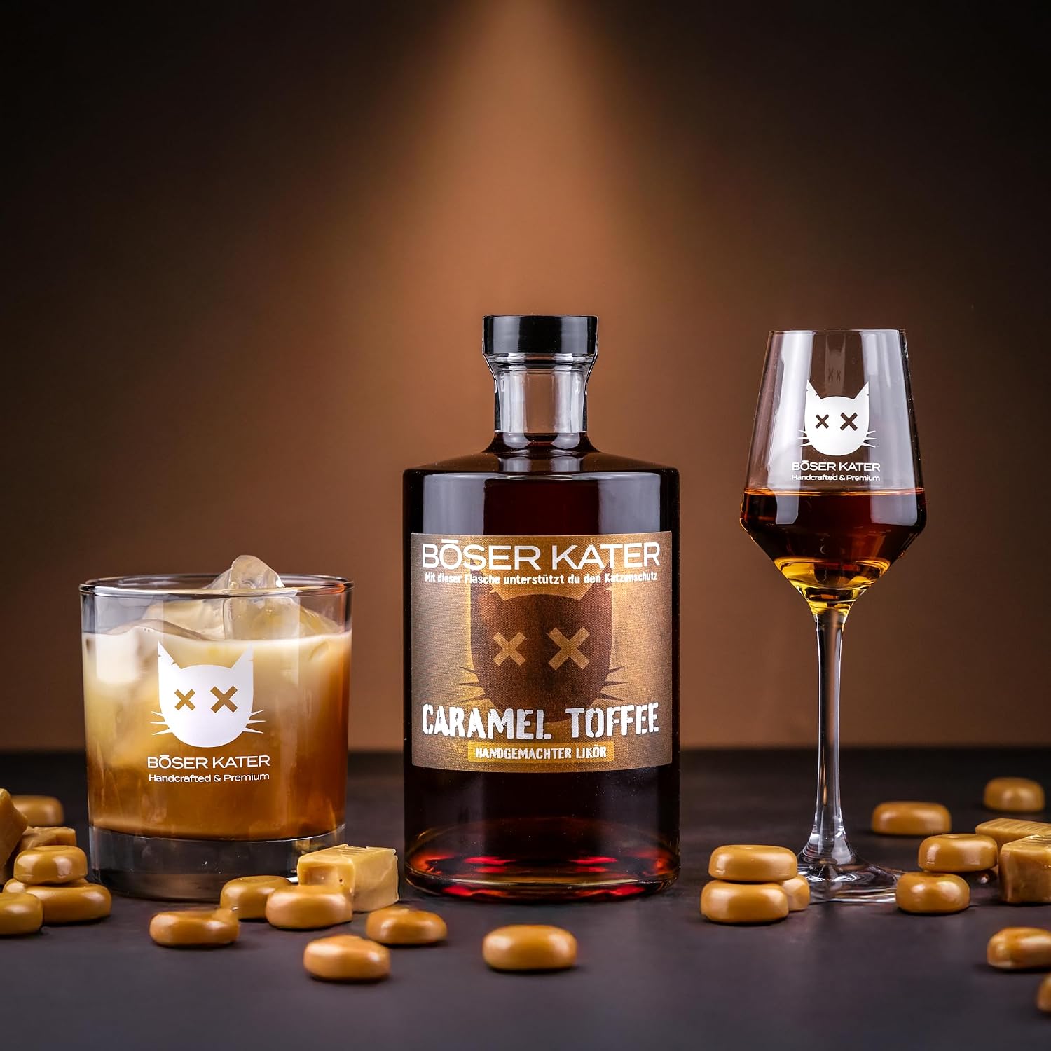 Detalle de BÖSER KATER Caramel Toffee Likör Geschenkset (0,5 l, 20 % Vol.) mit 2 Gläsern