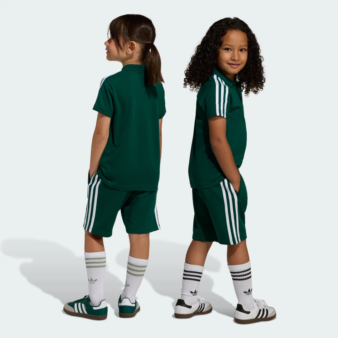 Detalle 2 de CONJUNTO Adidas: pantalón corto y polo en verde, para entrenos y ocio