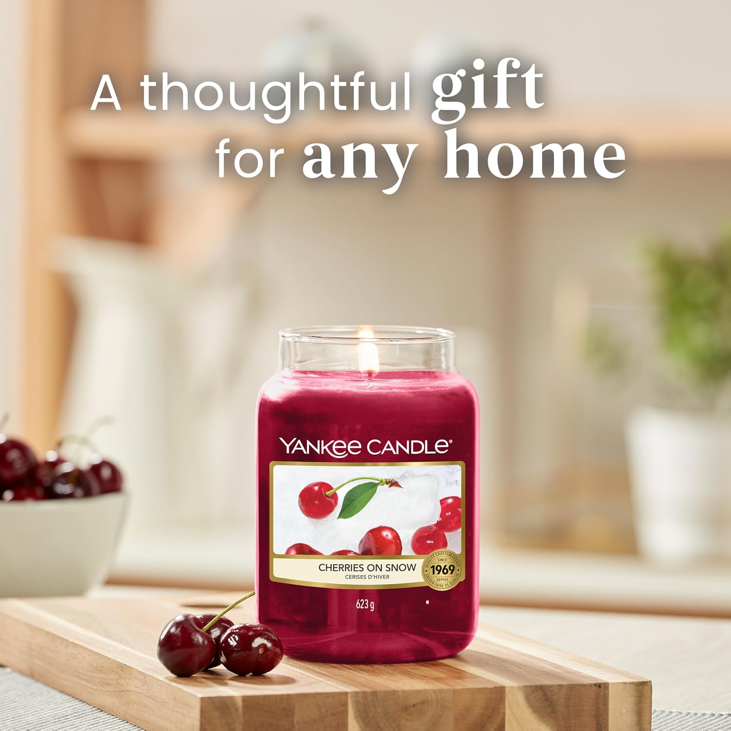 Detalle de Yankee Candle Scented Candle | Cherries on Snow Large Jar – Long Burn (Up to 150 Hours)